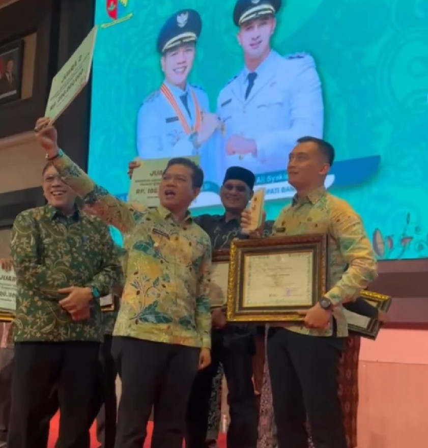 Juara 1 Kelurahan dalam Lomba Anugerah Gapura Sri Baduga